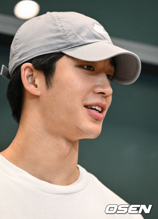 [OSEN=인천공항, 조은정 기자]한국 남자 농구 대표팀 이현중, 여준석, 박지훈이 2025 국제농구연맹(FIBA) 아시아컵을 마치고 16일 오후 인천공항을 통해 귀국했다.안준호 감독이 이끄는 한국 남자 농구 대표팀은 지난 14일 (한국시간) 사우디아라비아 제다의 킹 압둘라 스포츠 시티에서 열린 2025년 국제농구연맹(FIBA) 아시아컵 8강전에서 중국에 71-79로 패하며 4강 진출에 실패했다.대표팀 여준석이 취재진과 인터뷰를 하고 있다. 2025.08.16 /cej@osen.co.kr