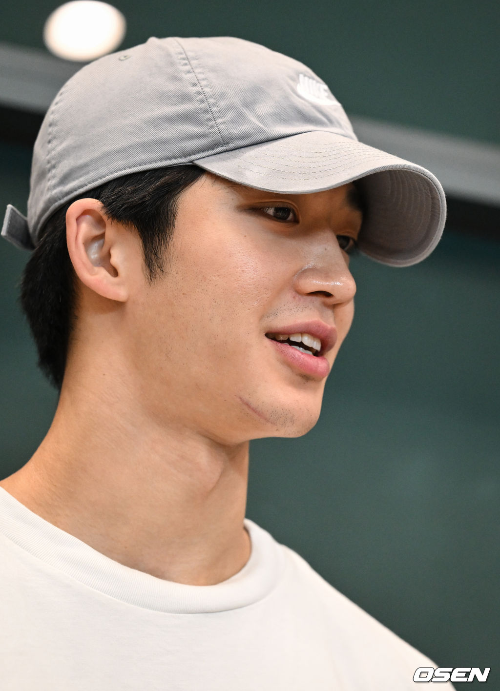 한국 남자 농구 대표팀 이현중, 여준석, 박지훈이 2025 국제농구연맹(FIBA) 아시아컵을 마치고 16일 오후 인천공항을 통해 귀국했다.안준호 감독이 이끄는 한국 남자 농구 대표팀은 지난 14일 (한국시간) 사우디아라비아 제다의 킹 압둘라 스포츠 시티에서 열린 2025년 국제농구연맹(FIBA) 아시아컵 8강전에서 중국에 71-79로 패하며 4강 진출에 실패했다.대표팀 여준석이 취재진과 인터뷰를 하고 있다. 2025.08.16 /cej@osen.co.kr