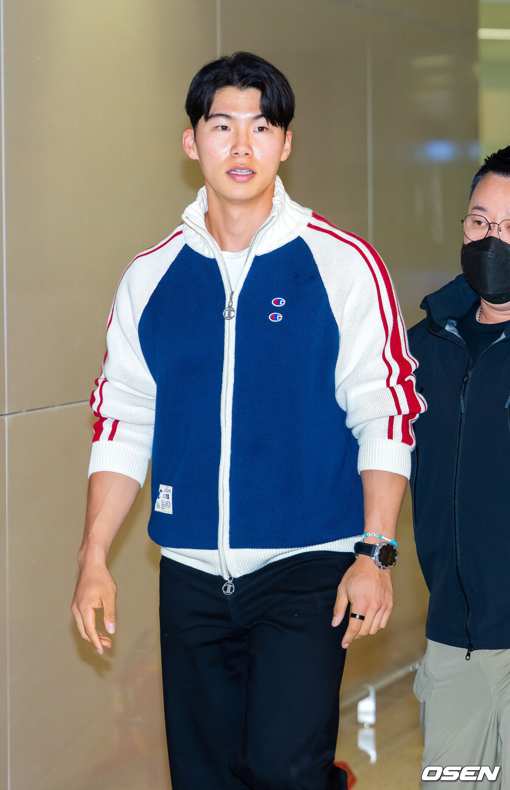 미국프로야구 메이저리그(MLB) LA 다저스의 김혜성이 6일 오후 인천국제공항을 통해 귀국했다.김혜성은 메이저리그 진출 첫 해 우승반지를 거머쥐는 영광을 누렸다. 한국인 메이저리거 야수로는 역대 최초로 월드시리즈 우승반지를 차지한 김혜성은 올해 71경기 출전, 타율 0.280(161타수 45안타), 3홈런 17타점 19득점, 13도루(1실패), 출루율 0.314 장타율 0.385, OPS 0.699의 기록으로 정규시즌을 마무리했다.김혜성이 입국장에서 걸어 나오고 있다. 2025.11.06 /rumi@osen.co.kr