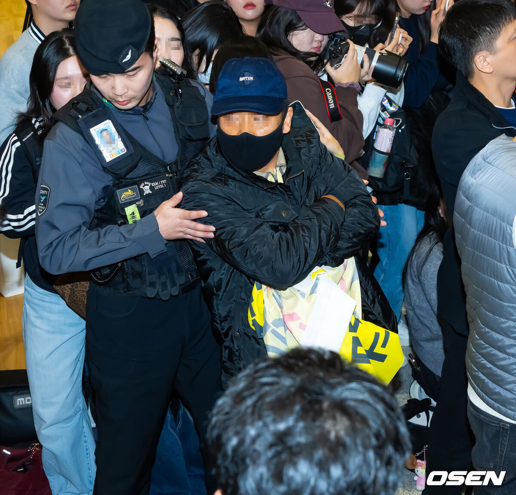 미국프로야구 메이저리그(MLB) LA 다저스의 김혜성이 6일 오후 인천국제공항을 통해 귀국했다.김혜성은 메이저리그 진출 첫 해 우승반지를 거머쥐는 영광을 누렸다. 한국인 메이저리거 야수로는 역대 최초로 월드시리즈 우승반지를 차지한 김혜성은 올해 71경기 출전, 타율 0.280(161타수 45안타), 3홈런 17타점 19득점, 13도루(1실패), 출루율 0.314 장타율 0.385, OPS 0.699의 기록으로 정규시즌을 마무리했다.김혜성이 입국장 앞에서 인터뷰를 할때 한 남성이 비난 현수막을 펼친 후 퇴장당하고 있다. 2025.11.06 /rumi@osen.co.kr