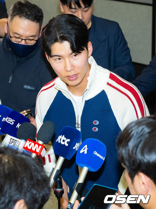 [OSEN=인천공항, 민경훈 기자] 미국프로야구 메이저리그(MLB) LA 다저스의 김혜성이 6일 오후 인천국제공항을 통해 귀국했다.김혜성은 메이저리그 진출 첫 해 우승반지를 거머쥐는 영광을 누렸다. 한국인 메이저리거 야수로는 역대 최초로 월드시리즈 우승반지를 차지한 김혜성은 올해 71경기 출전, 타율 0.280(161타수 45안타), 3홈런 17타점 19득점, 13도루(1실패), 출루율 0.314 장타율 0.385, OPS 0.699의 기록으로 정규시즌을 마무리했다.김혜성이 입국장 앞에서 인터뷰를 하며 인사를 하고 있다. 2025.11.06 /rumi@osen.co.kr