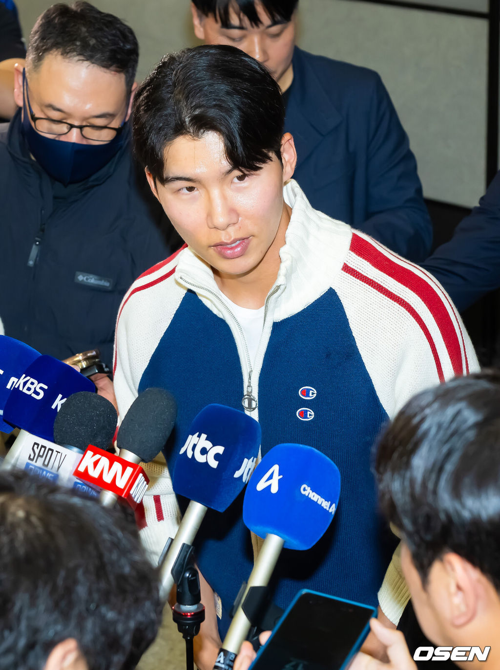 미국프로야구 메이저리그(MLB) LA 다저스의 김혜성이 6일 오후 인천국제공항을 통해 귀국했다.김혜성은 메이저리그 진출 첫 해 우승반지를 거머쥐는 영광을 누렸다. 한국인 메이저리거 야수로는 역대 최초로 월드시리즈 우승반지를 차지한 김혜성은 올해 71경기 출전, 타율 0.280(161타수 45안타), 3홈런 17타점 19득점, 13도루(1실패), 출루율 0.314 장타율 0.385, OPS 0.699의 기록으로 정규시즌을 마무리했다.김혜성이 입국장 앞에서 인터뷰를 하며 인사를 하고 있다. 2025.11.06 /rumi@osen.co.kr