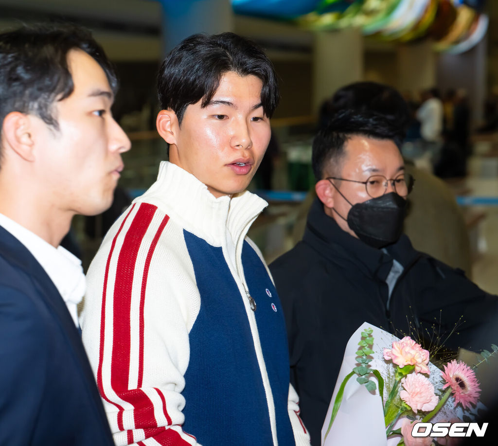 미국프로야구 메이저리그(MLB) LA 다저스의 김혜성이 6일 오후 인천국제공항을 통해 귀국했다.김혜성은 메이저리그 진출 첫 해 우승반지를 거머쥐는 영광을 누렸다. 한국인 메이저리거 야수로는 역대 최초로 월드시리즈 우승반지를 차지한 김혜성은 올해 71경기 출전, 타율 0.280(161타수 45안타), 3홈런 17타점 19득점, 13도루(1실패), 출루율 0.314 장타율 0.385, OPS 0.699의 기록으로 정규시즌을 마무리했다.김혜성이 입국장에서 걸어 나오고 있다. 2025.11.06 /rumi@osen.co.kr