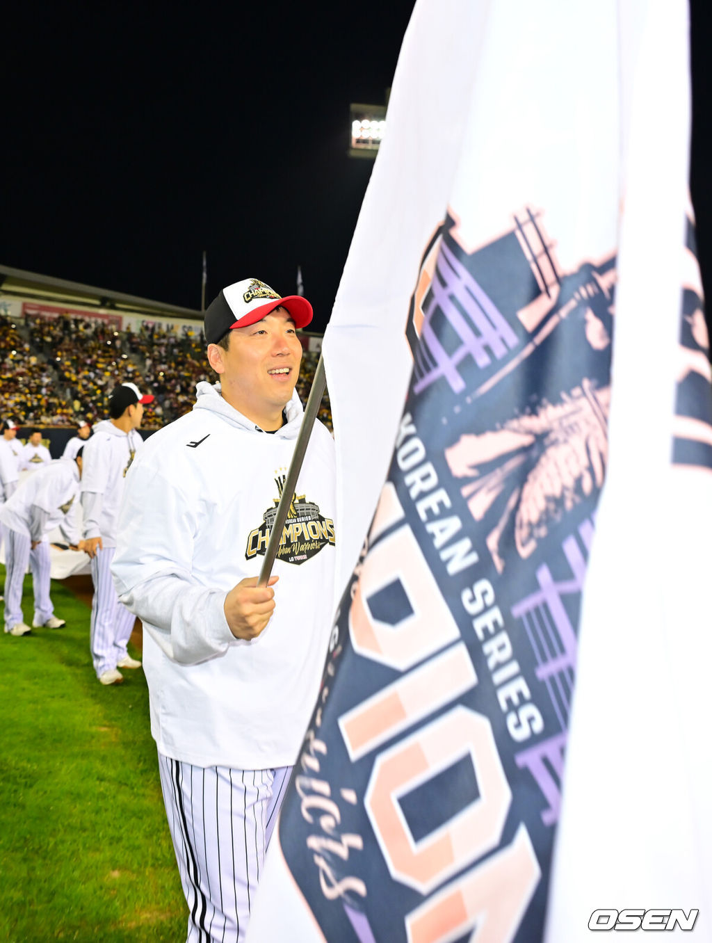 2025 시즌 통합 우승을 거머쥔 LG 트윈스가 1일 오후 서울 잠실야구장에서 ‘한국시리즈 통합우승 IN 잠실' 행사를 가졌다.이날 행사에는 팬들을 위한 트로피 퍼포먼스, 선수단 그라운드 행진, 비하인드 스몰토크, 선수단 샴페인 샤워, 이벤트 매치 등 다양한 프로그램이 펼쳐졌다.LG 김현수가 그라운드 세리머니를 하고 있다. 2025.11.01 / rumi@osen.co.kr