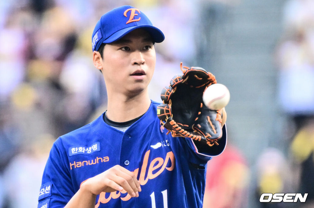 9일 오후 서울 잠실구장에서 ‘2025 신한 SOL Bank KBO리그’ LG 트윈스와 한화 이글스의 경기가 열렸다.LG는 치리노스, 한화는 엄상백을 선발로 내세웠다.한화 엄상백이 공을 건네받고 있다. 2025.08.09 /cej@osen.co.kr