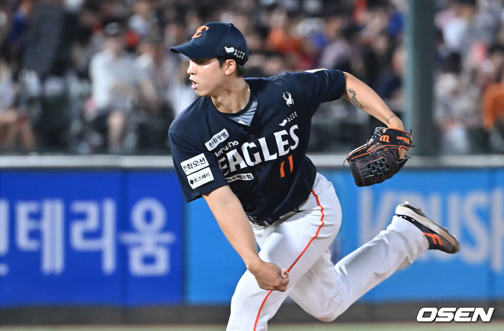 10일 부산 사직야구장에서 2025 신한 SOL 뱅크 KBO 리그 롯데 자이언츠와 한화 이글스의 경기가 열렸다. 홈팀 롯데는 감보아가, 방문팀 한화는 류현진이 선발 출전했다.한화 이글스 엄상백이 역투하고 있다. 2025.09.10 / foto0307@osen.co.kr