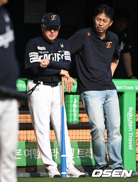 [OSEN=잠실, 조은정 기자]23일 오후 서울 잠실야구장에서 2025 신한 SOL Bank KBO리그 두산 베어스와 한화 이글스의 경기가 열린다.이날 두산은 최민석, 한화는 황준서를 선발로 내세웠다.한화 김경문 감독, 손혁 단장이 선수단 훈련을 지켜보고 있다. 2025.07.23 /cej@osen.co.kr