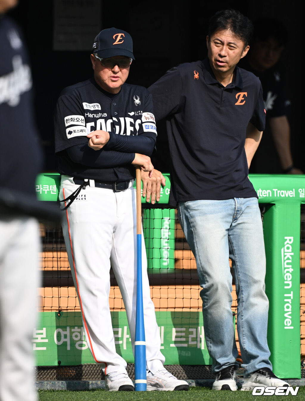 23일 오후 서울 잠실야구장에서 2025 신한 SOL Bank KBO리그 두산 베어스와 한화 이글스의 경기가 열린다.이날 두산은 최민석, 한화는 황준서를 선발로 내세웠다.한화 김경문 감독, 손혁 단장이 선수단 훈련을 지켜보고 있다. 2025.07.23 /cej@osen.co.kr