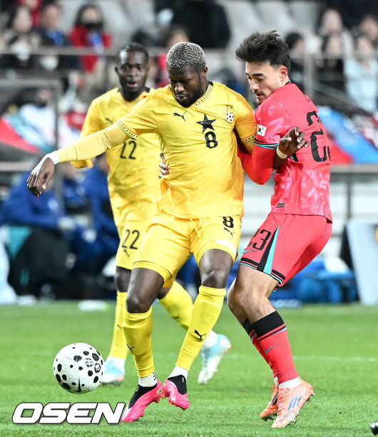 [OSEN=서울월드컵경기장, 이대선 기자] 홍명보 감독이 이끄는 대한민국 축구대표팀이 18일 오후 서울월드컵경기장에서 아프리카 강호 가나와 평가전을 가졌다.홍명보호의 2025년의 끝을 장식할 경기다. 내달 2026 국제축구연맹(FIFA) 북중미 월드컵 조 추첨을 앞두고 열리는 마지막 평가전이기도 하다. 현재 한국은 가나전 결과와 상관없이 사실상 월드컵 포트 2가 확정된 상태다. 아프리카 예선을 뚫고 북중미행에 성공한 가나는 FIFA 랭킹 73위다. 22위 한국보다는 51계단 낮다. 하지만 통산 전적에서 4승 3패로 한국보다 우위다. 전반 대한민국 옌스가 수비를 하고 있다. 2025.11.18 /sunday@osen.co.kr