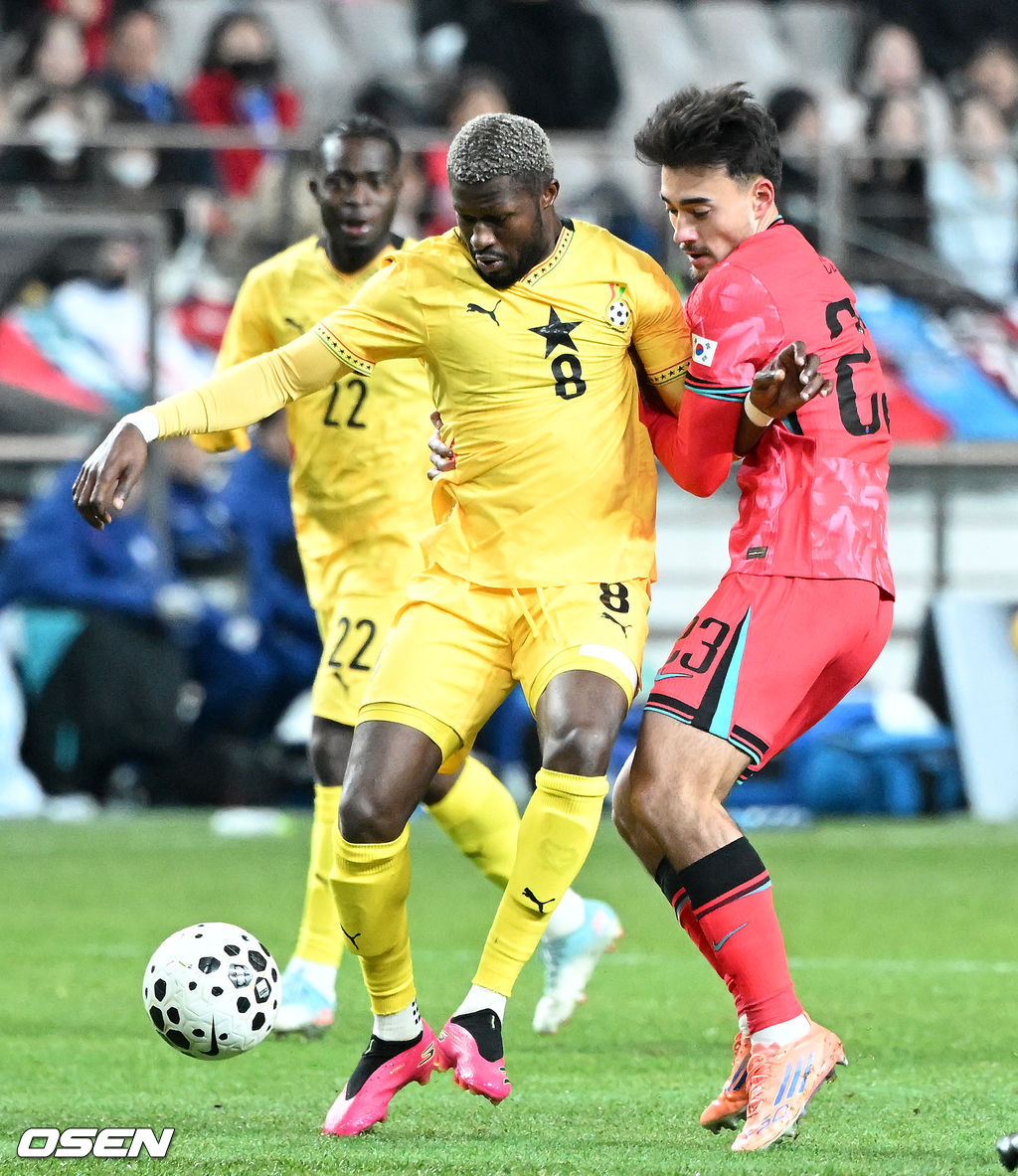 홍명보 감독이 이끄는 대한민국 축구대표팀이 18일 오후 서울월드컵경기장에서 아프리카 강호 가나와 평가전을 가졌다.홍명보호의 2025년의 끝을 장식할 경기다. 내달 2026 국제축구연맹(FIFA) 북중미 월드컵 조 추첨을 앞두고 열리는 마지막 평가전이기도 하다. 현재 한국은 가나전 결과와 상관없이 사실상 월드컵 포트 2가 확정된 상태다. 아프리카 예선을 뚫고 북중미행에 성공한 가나는 FIFA 랭킹 73위다. 22위 한국보다는 51계단 낮다. 하지만 통산 전적에서 4승 3패로 한국보다 우위다. 전반 대한민국 옌스가 수비를 하고 있다. 2025.11.18 /sunday@osen.co.kr