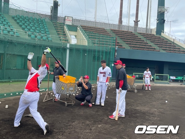 이범호 감독이 타격을 지도하고 있다./OSEN DB