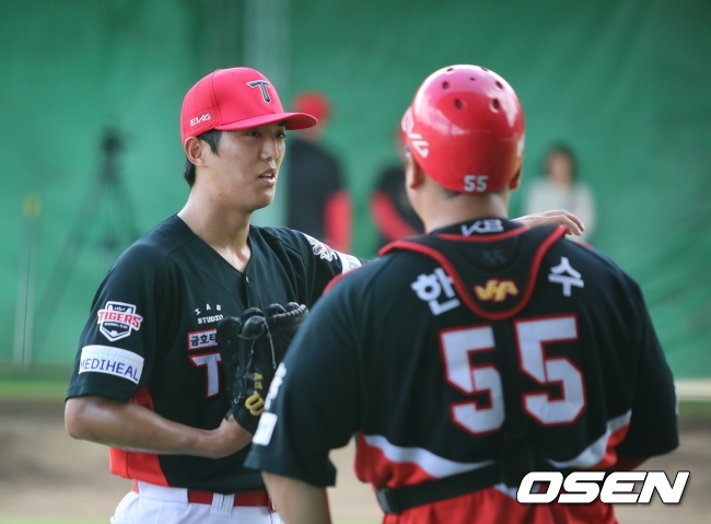 이의리가 불펜투구를 마치고 코치들과 이야기를 나누고 있다./KIA 타이거즈 제공 