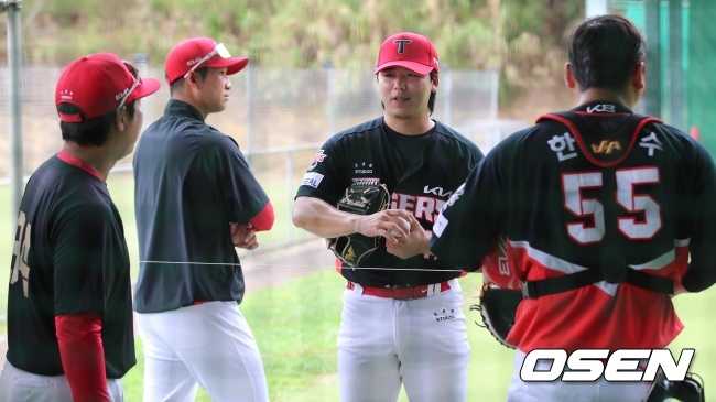 황동하가 불펜투구를 마치고 코치들과 이야기를 나누고 있다./KIA 타이거즈 제공 