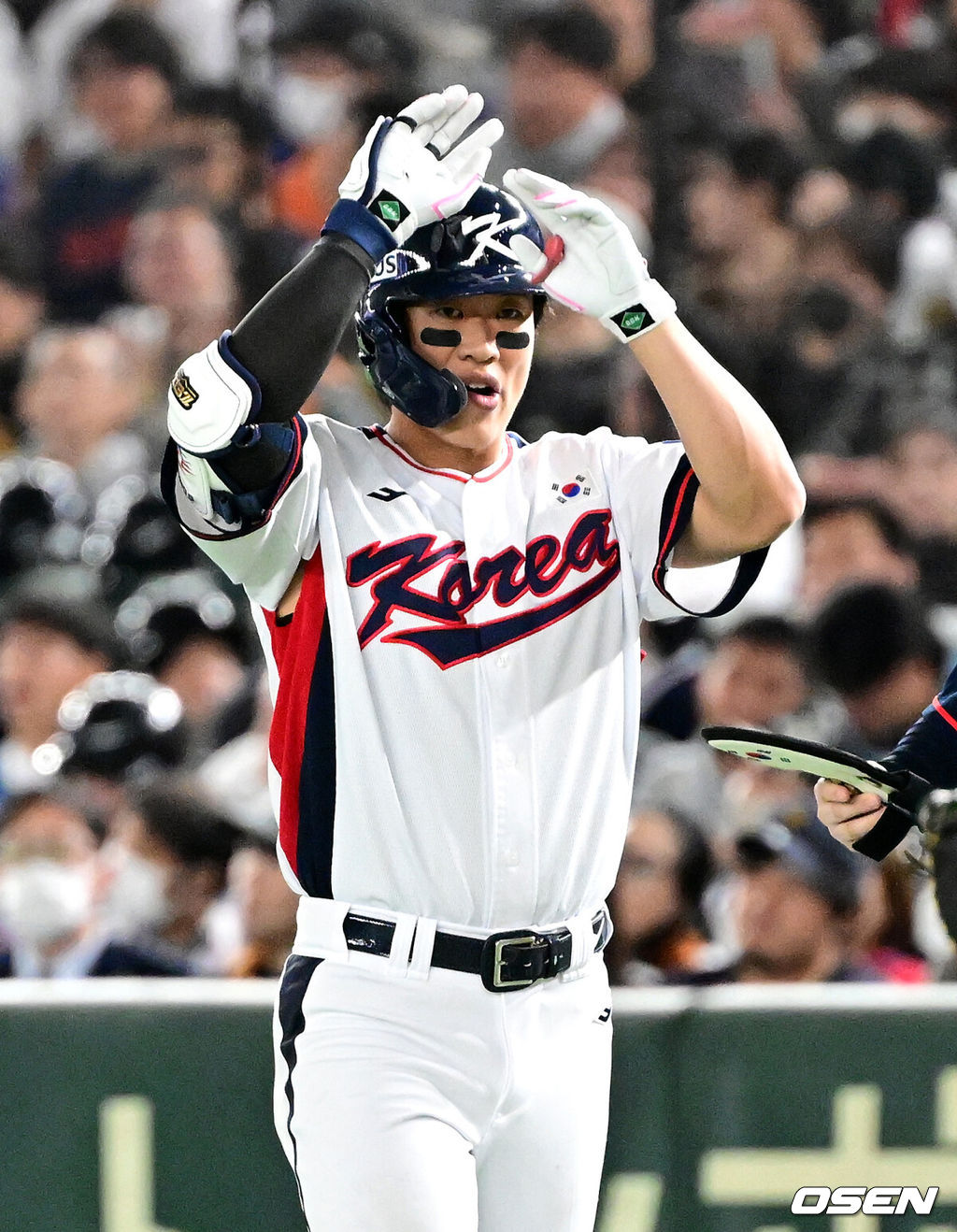 16일 오후 일본 도쿄돔에서  ‘2025 NAVER K-BASEBALL SERIES’ 대한민국과 일본의 2차전 경기가 열렸다.한국은 정우주, 일본은 카네마루 유메토를 선발투수로 내세웠다.1회말 2사에서 대한민국 송성문이 내야안타를 치고 환호하고 있다. 2025.11.16 /cej@osen.co.kr