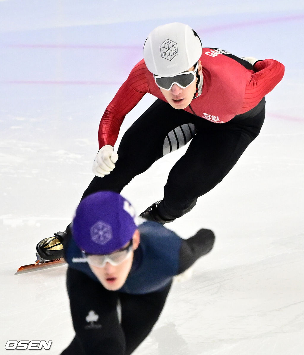7일 오전 서울 목동 실내빙상장에서 ‘2025/26 시즌 쇼트트랙 국가대표 1차 선발대회’가 열렸다.국가대표 1, 2차 선발대회는 대회별 개인종목 500m와 1000m, 1500m의 3개 종목별 순위 점수를 합산하여 종합순위를 결정하는 방식으로 진행된다. 1차 대회 남녀 각 상위 24명이 2차 선발대회에 진출하며, 두 대회의 종합 점수를 합산하여 2025-26시즌 국제빙상경기연맹(ISU) 쇼트트랙 월드투어 시리즈와 세계선수권대회, 2026 밀라노-코르티나 담페초 동계올림픽에 출전할 최종 쇼트트랙 국가대표 선수를 선발한다.1500m 결승에서 황대헌이 (강원도청) 역주하고 있다. 2025.04.07 / jpnews@osen.co.kr
