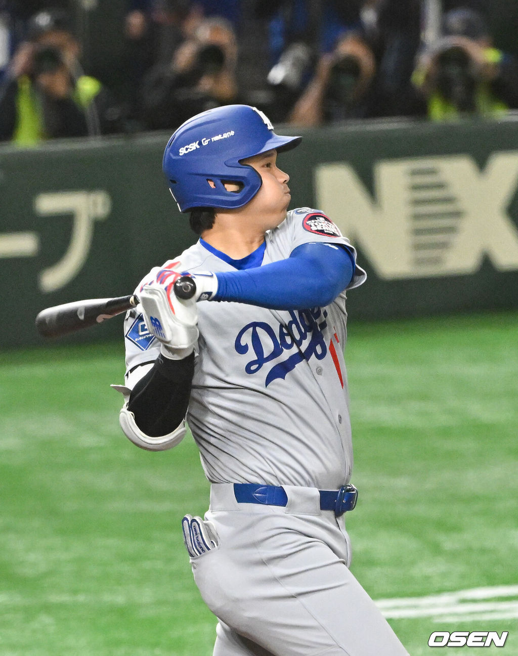 18일 오후 일본 도쿄돔에서 메이저리그 공식 개막전 2025 도쿄시리즈 LA 다저스와 시카고 컵스의 경기가 진행됐다이번 도쿄시리즈가 기존 해외시리즈에 비해 더 큰 관심을 모으고 있는 것은 역시 LA 다저스와 시카고 컵스에 있는 일본 선수들 때문. LA 다저스에는 메이저리그 최고 슈퍼스타 오타니 쇼헤이를 비롯해 야마모토 요시노부와 사사키 로키가 있다. 또 시카고 컵스에는 이마나가 쇼타, 스즈키 세이야가 있다.   5회초 1사 1루 LA다저스 오타니가 안타를 날리고 있다.    2025.03.18 / soul1014@osen.co.kr