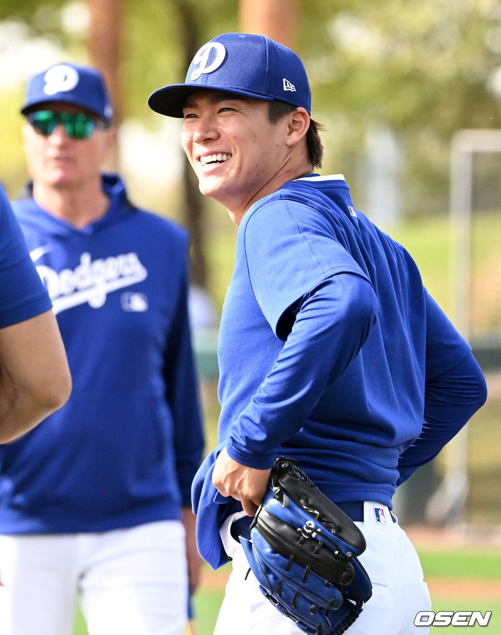 17일(한국시간) 미국 애리조나주 글렌데일 캐멀백 랜치에서 2025 메이저리그 LA 다저스의 스프링캠프가 진행됐다.김혜성은 다저스와 최대 3+2년 2200만 달러(약 320억원) 계약에 합의하며 메이저리그 진출에 성공했다.LA 다저스 야마모토 요시노부가 오타니 쇼헤이와 이야기를 나누고 있다. 2025.02.17 / sunday@osen.co.kr