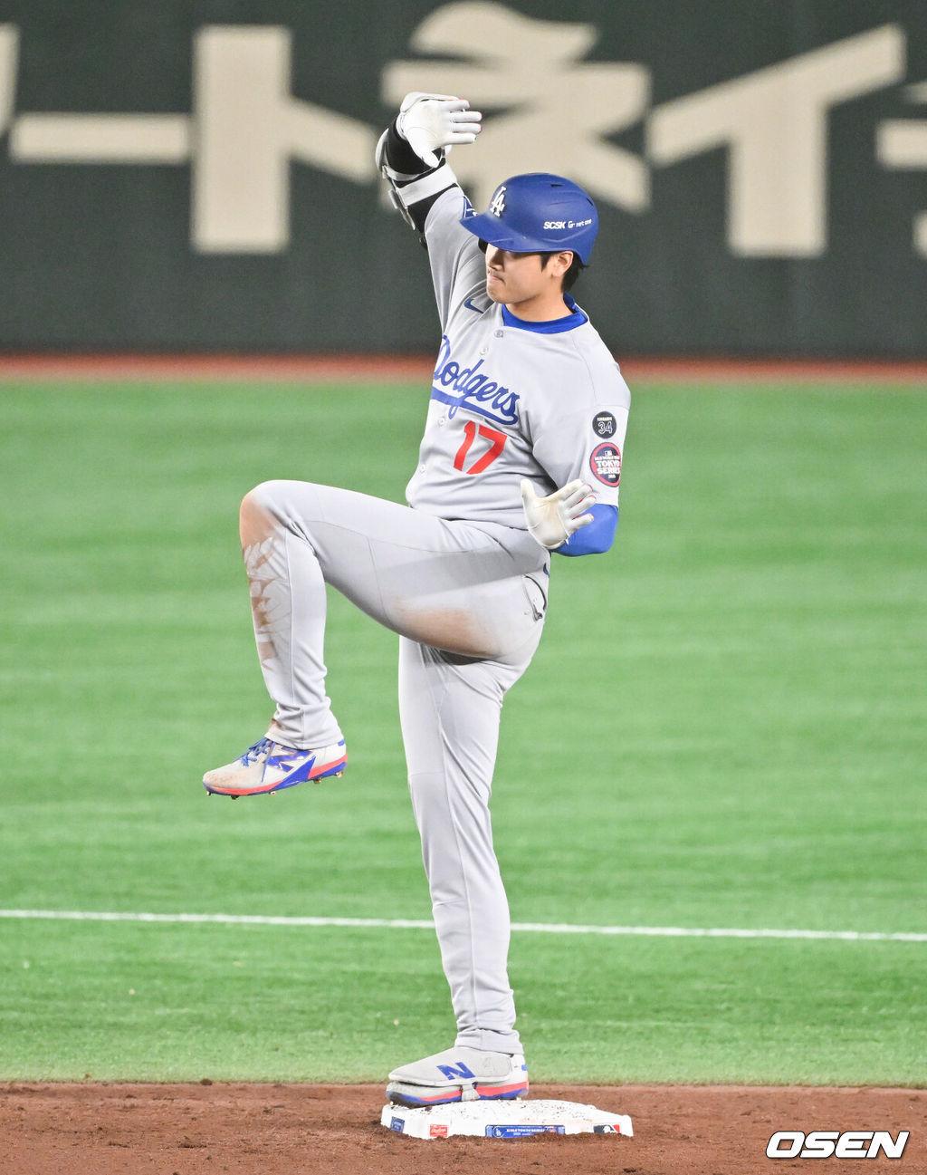 18일 오후 일본 도쿄돔에서 메이저리그 공식 개막전 2025 도쿄시리즈 LA 다저스와 시카고 컵스의 경기가 진행됐다이번 도쿄시리즈가 기존 해외시리즈에 비해 더 큰 관심을 모으고 있는 것은 역시 LA 다저스와 시카고 컵스에 있는 일본 선수들 때문. LA 다저스에는 메이저리그 최고 슈퍼스타 오타니 쇼헤이를 비롯해 야마모토 요시노부와 사사키 로키가 있다. 또 시카고 컵스에는 이마나가 쇼타, 스즈키 세이야가 있다.   9회초 LA다저스 선두타자 오타니가 2루타를 날린뒤 세리머니를 하고 있다.   2025.03.18 / soul1014@osen.co.kr