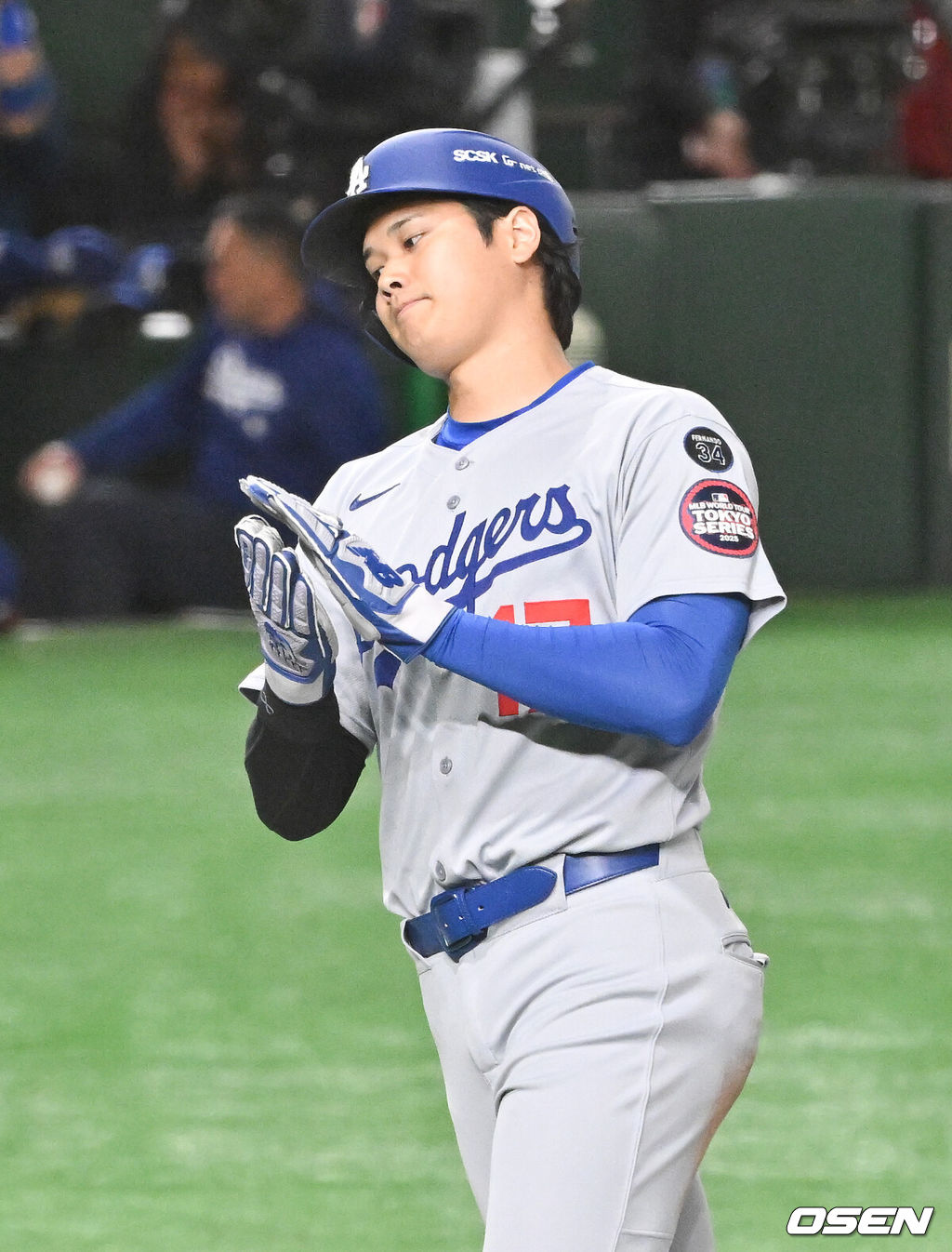 18일 오후 일본 도쿄돔에서 메이저리그 공식 개막전 2025 도쿄시리즈 LA 다저스와 시카고 컵스의 경기가 진행됐다이번 도쿄시리즈가 기존 해외시리즈에 비해 더 큰 관심을 모으고 있는 것은 역시 LA 다저스와 시카고 컵스에 있는 일본 선수들 때문. LA 다저스에는 메이저리그 최고 슈퍼스타 오타니 쇼헤이를 비롯해 야마모토 요시노부와 사사키 로키가 있다. 또 시카고 컵스에는 이마나가 쇼타, 스즈키 세이야가 있다.   5회초 1사 1,2루 LA다저스 에르난데스의 내야땅볼때 버티 2루수의 송구실책으로 2루 주자 오타니가 역전 득점 올리고 있다. 2025.03.18 / soul1014@osen.co.kr
