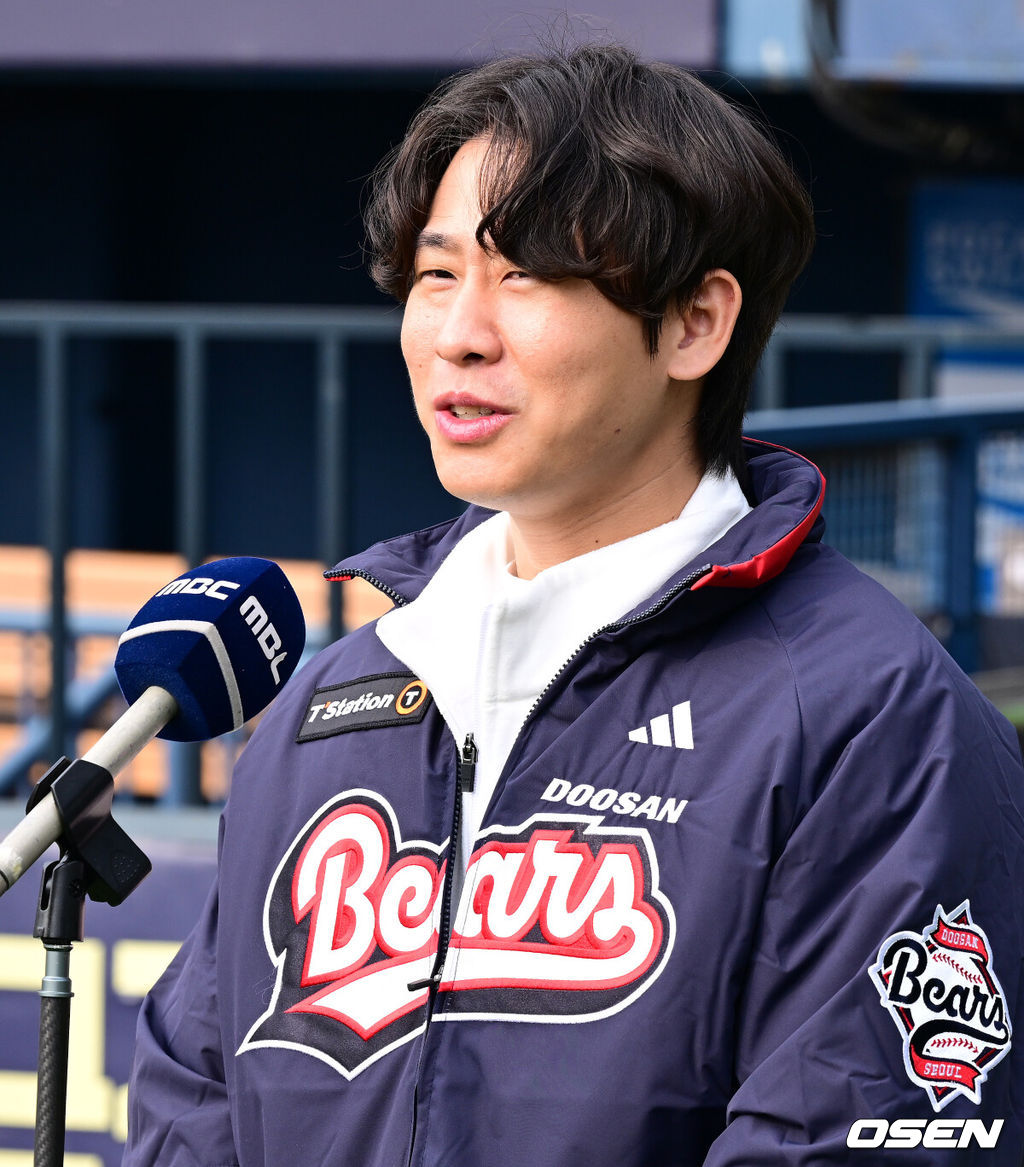 프로야구 두산 베어스가 23일 오후 서울 잠실야구장에서 ‘2025 곰들의 모임’을 개최했다.곰들의 모임은 한 시즌 동안 변함없는 응원을 보내준 최강 10번타자 팬들에게 감사의 마음을 전하기 위해 마련된 팬 페스티벌이다.4년 최대 80억 원 초대형 FA 계약을 통해 두산으로 이적한 박찬호가 행사에 앞서 방송 인터뷰를 하고 있다. 2025.11.23 /jpnews@osen.co.kr