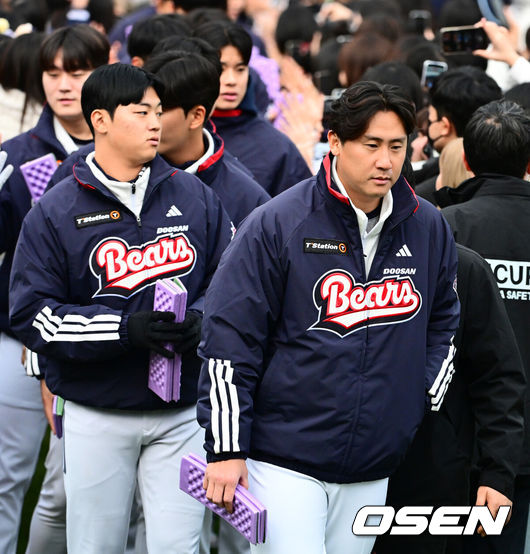 [OSEN=잠실, 지형준 기자] 프로야구 두산 베어스가 23일 오후 서울 잠실야구장에서 ‘2025 곰들의 모임’을 개최했다.곰들의 모임은 한 시즌 동안 변함없는 응원을 보내준 최강 10번타자 팬들에게 감사의 마음을 전하기 위해 마련된 팬 페스티벌이다.두산 이용찬이 입장하고 있다. 2025.11.23 /jpnews@osen.co.kr