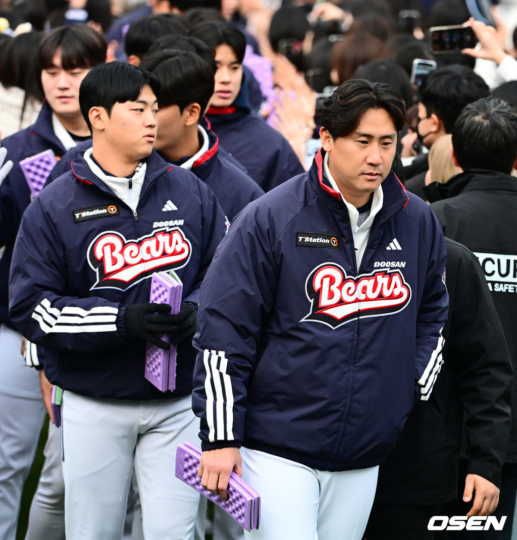 프로야구 두산 베어스가 23일 오후 서울 잠실야구장에서 ‘2025 곰들의 모임’을 개최했다.곰들의 모임은 한 시즌 동안 변함없는 응원을 보내준 최강 10번타자 팬들에게 감사의 마음을 전하기 위해 마련된 팬 페스티벌이다.두산 이용찬이 입장하고 있다. 2025.11.23 /jpnews@osen.co.kr