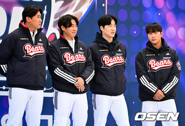 [OSEN=잠실, 지형준 기자] 프로야구 두산 베어스가 23일 오후 서울 잠실야구장에서 ‘2025 곰들의 모임’을 개최했다.곰들의 모임은 한 시즌 동안 변함없는 응원을 보내준 최강 10번타자 팬들에게 감사의 마음을 전하기 위해 마련된 팬 페스티벌이다.신입 선수 이용찬, 박찬호, 조수행, 이상혁이 무대에 올라 인사를 하고 있다. 2025.11.23 /jpnews@osen.co.kr