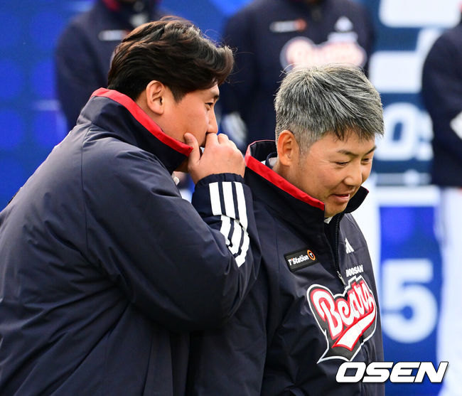 [OSEN=잠실, 지형준 기자] 프로야구 두산 베어스가 23일 오후 서울 잠실야구장에서 ‘2025 곰들의 모임’을 개최했다.곰들의 모임은 한 시즌 동안 변함없는 응원을 보내준 최강 10번타자 팬들에게 감사의 마음을 전하기 위해 마련된 팬 페스티벌이다.김원형 감독과 이용찬이 이야기를 나누고 있다. 2025.11.23 /jpnews@osen.co.kr