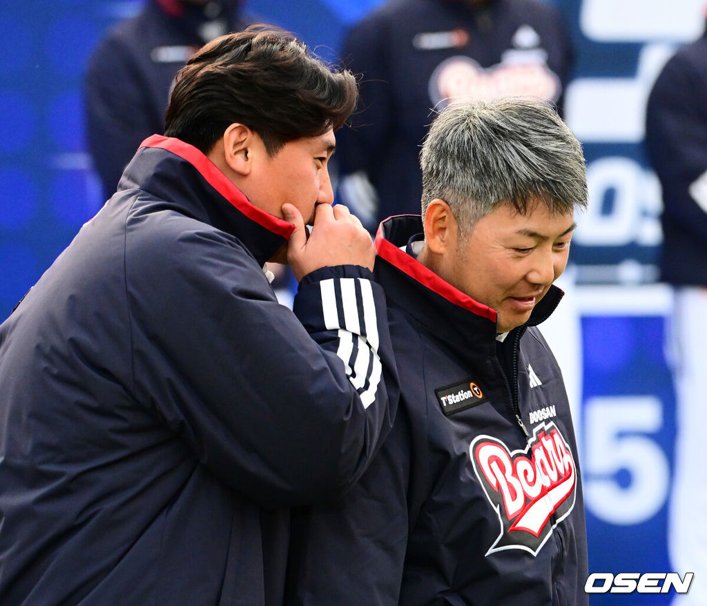 프로야구 두산 베어스가 23일 오후 서울 잠실야구장에서 ‘2025 곰들의 모임’을 개최했다.곰들의 모임은 한 시즌 동안 변함없는 응원을 보내준 최강 10번타자 팬들에게 감사의 마음을 전하기 위해 마련된 팬 페스티벌이다.김원형 감독과 이용찬이 이야기를 나누고 있다. 2025.11.23 /jpnews@osen.co.kr