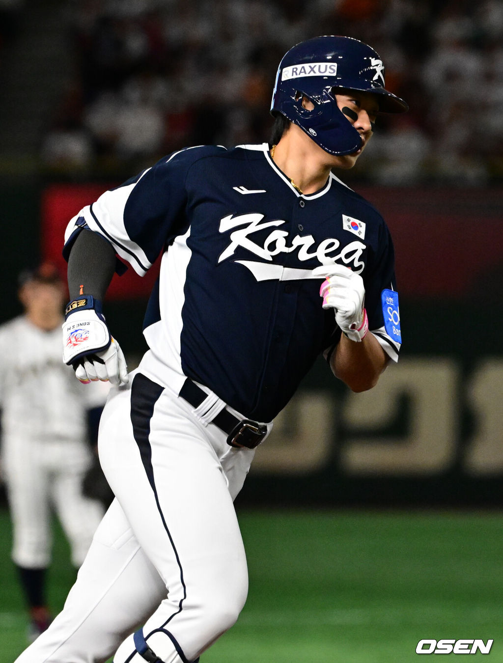 한국 야구 대표팀이 한일전 첫 번째 경기에서 뼈아픈 역전패를 허용했다. 2023년 WBC(월드베이스볼클래식)에 이어서 또 한 번 마운드의 차이를 여실히 느꼈다.한국은 15일 일본 도쿄도 도쿄돔에서 열린 ‘2025 NAVER K-BASEBALL SERIES’ 일본과의 1차전에서 4-11 역전패를 당했다. 이날 패배로 한국은 성인 대표팀 경기에서 2015년 프리미어12 준결승 4-3 승리 이후 일본에 10연패(아시안게임 제외)를 당하고 말았다.4회초 무사에서 대한민국 송성문이 안현민의 선제 투런포에 이어 백투백 우월 솔로포를 날린 뒤 베이스를 돌고 있다. 2025.11.15. /cej@osen.co.kr