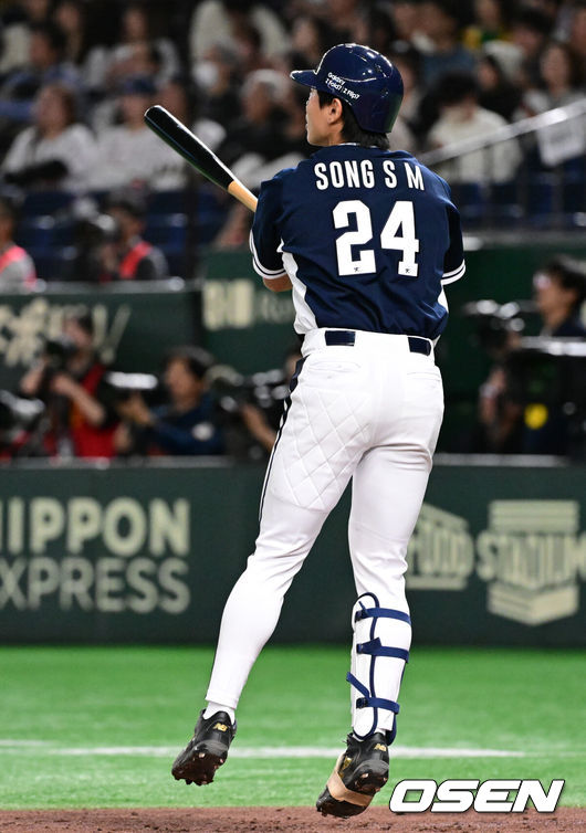 [OSEN=도쿄(일본), 조은정 기자] 한국 야구 대표팀이 한일전 첫 번째 경기에서 뼈아픈 역전패를 허용했다. 2023년 WBC(월드베이스볼클래식)에 이어서 또 한 번 마운드의 차이를 여실히 느꼈다.한국은 15일 일본 도쿄도 도쿄돔에서 열린 ‘2025 NAVER K-BASEBALL SERIES’ 일본과의 1차전에서 4-11 역전패를 당했다. 이날 패배로 한국은 성인 대표팀 경기에서 2015년 프리미어12 준결승 4-3 승리 이후 일본에 10연패(아시안게임 제외)를 당하고 말았다.4회초 무사에서 대한민국 송성문이 안현민의 선제 투런포에 이어 백투백 우월 솔로포를 날리고 있다. 2025.11.15. /cej@osen.co.kr