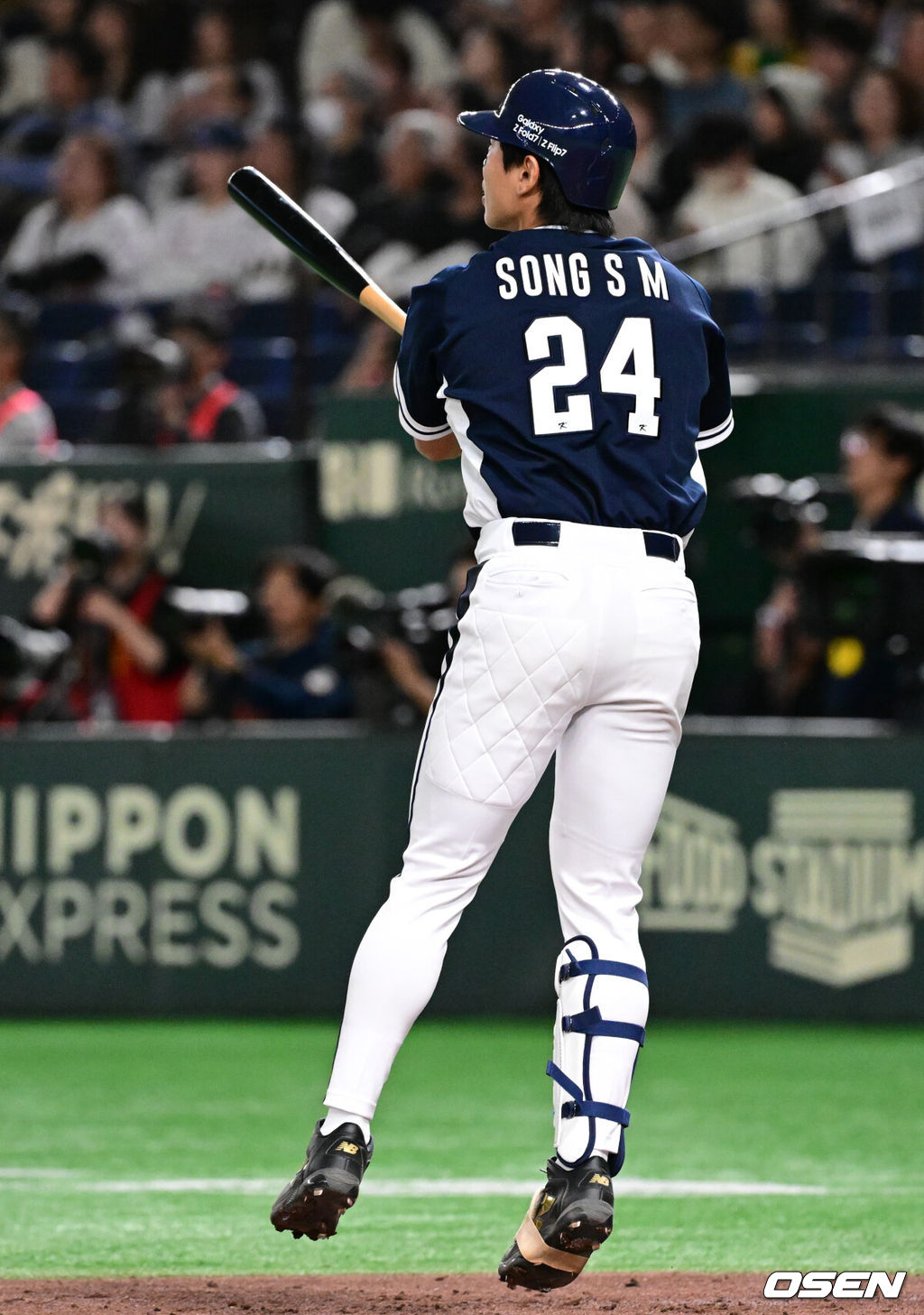 한국 야구 대표팀이 한일전 첫 번째 경기에서 뼈아픈 역전패를 허용했다. 2023년 WBC(월드베이스볼클래식)에 이어서 또 한 번 마운드의 차이를 여실히 느꼈다.한국은 15일 일본 도쿄도 도쿄돔에서 열린 ‘2025 NAVER K-BASEBALL SERIES’ 일본과의 1차전에서 4-11 역전패를 당했다. 이날 패배로 한국은 성인 대표팀 경기에서 2015년 프리미어12 준결승 4-3 승리 이후 일본에 10연패(아시안게임 제외)를 당하고 말았다.4회초 무사에서 대한민국 송성문이 안현민의 선제 투런포에 이어 백투백 우월 솔로포를 날리고 있다. 2025.11.15. /cej@osen.co.kr