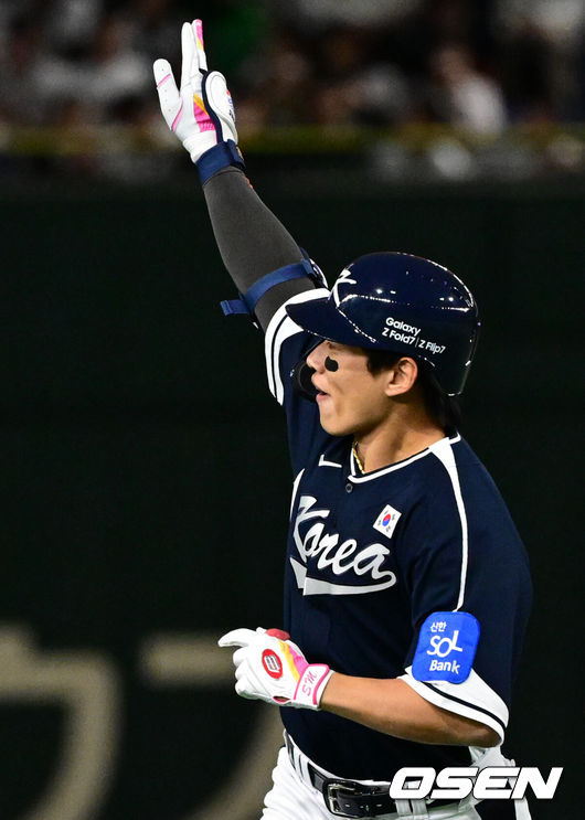 [OSEN=도쿄(일본), 조은정 기자] 한국 야구 대표팀이 한일전 첫 번째 경기에서 뼈아픈 역전패를 허용했다. 2023년 WBC(월드베이스볼클래식)에 이어서 또 한 번 마운드의 차이를 여실히 느꼈다.한국은 15일 일본 도쿄도 도쿄돔에서 열린 ‘2025 NAVER K-BASEBALL SERIES’ 일본과의 1차전에서 4-11 역전패를 당했다. 이날 패배로 한국은 성인 대표팀 경기에서 2015년 프리미어12 준결승 4-3 승리 이후 일본에 10연패(아시안게임 제외)를 당하고 말았다.4회초 무사에서 대한민국 송성문이 안현민의 선제 투런포에 이어 백투백 우월 솔로포를 날린 뒤 베이스를 돌고 있다. 2025.11.15 /cej@osen.co.kr