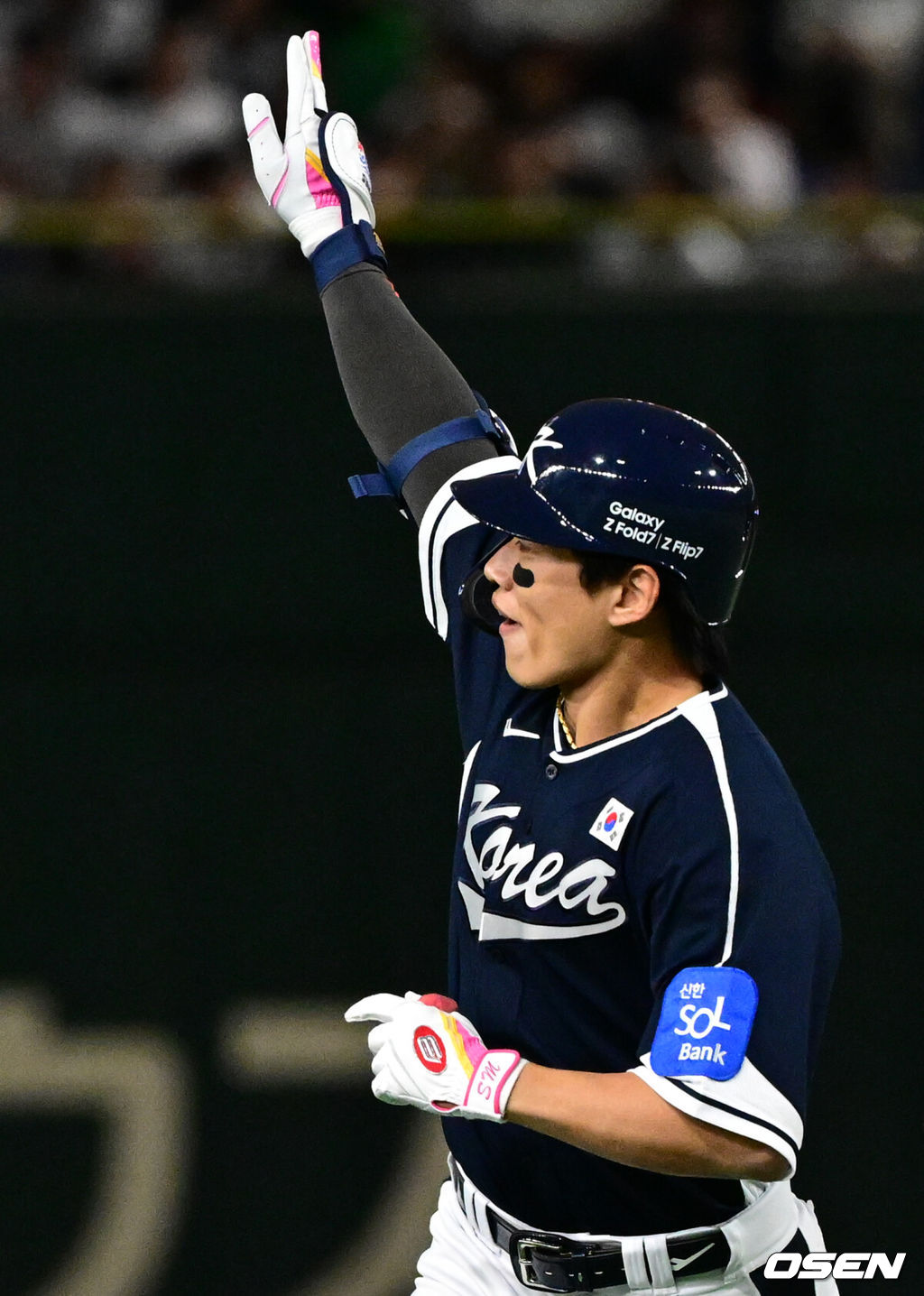 한국 야구 대표팀이 한일전 첫 번째 경기에서 뼈아픈 역전패를 허용했다. 2023년 WBC(월드베이스볼클래식)에 이어서 또 한 번 마운드의 차이를 여실히 느꼈다.한국은 15일 일본 도쿄도 도쿄돔에서 열린 ‘2025 NAVER K-BASEBALL SERIES’ 일본과의 1차전에서 4-11 역전패를 당했다. 이날 패배로 한국은 성인 대표팀 경기에서 2015년 프리미어12 준결승 4-3 승리 이후 일본에 10연패(아시안게임 제외)를 당하고 말았다.4회초 무사에서 대한민국 송성문이 안현민의 선제 투런포에 이어 백투백 우월 솔로포를 날린 뒤 베이스를 돌고 있다. 2025.11.15 /cej@osen.co.kr