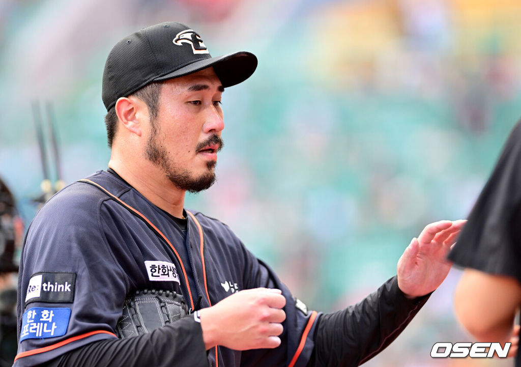 29일 오후 인천 SSG랜더스필드에서 ‘2023 신한은행 SOL KBO리그’ SSG 랜더스와 한화 이글스의 경기가 열렸다.1회말 한화 선발 장민재가 SSG 공격을 삼자범퇴로 막아낸 뒤 더그아웃으로 향하고 있다. 2023.07.29 / dreamer@osen.co.kr