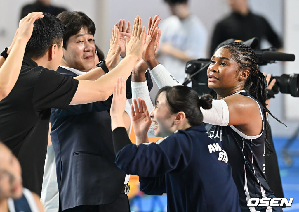 한국도로공사가 23일 김천실내체육관에서 열린 진에어 2025-2026 V리그 여자부 GS 칼텍스와의 경기에서 세트스코어 3-1로 승리했다. 한국도로공사는 파죽의 9연승을 이어갔다.한국도로공사 모마가 GS 칼텍스에 승리한 후 김종민 감독과 기쁨을 나누고 있다. 2025.11.23 / foto0307@osen.co.kr