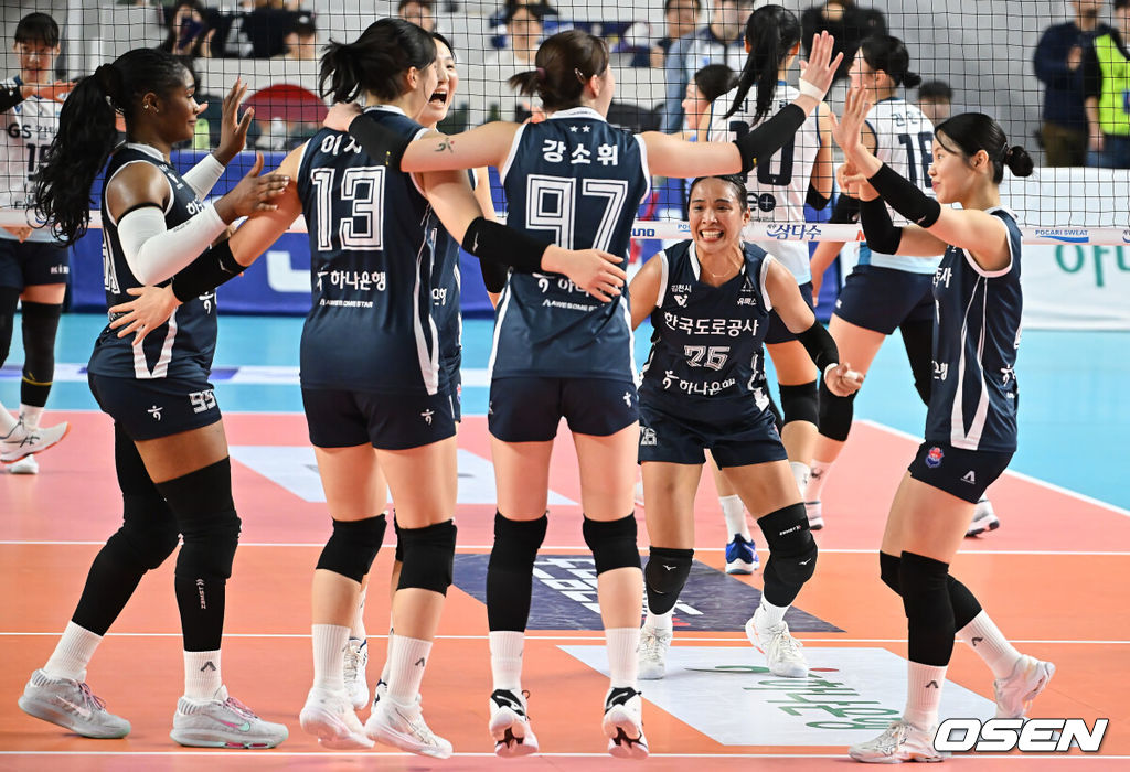 23일 김천실내체육관에서 진에어 2025-2026 V리그 여자부 한국도로공사와 GS 칼텍스의 경기가 열렸다. 8연승으로 독주하고 있는 한국도로공사가 GS 칼텍스를 누르고 팀 최다 12연승 기록을 향해 나아갈지 기대된다.한국도로공사 선수들이 29-27로 2세트를 극적인 역전승하고 기뻐하고 있다. 2025.11.23 / foto0307@osen.co.kr