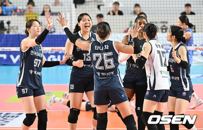 [OSEN=김천, 이석우 기자] 한국도로공사가 23일 김천실내체육관에서 열린 진에어 2025-2026 V리그 여자부 GS 칼텍스와의 경기에서 세트스코어 3-1로 승리했다. 한국도로공사는 파죽의 9연승을 이어갔다.한국도로공사 선수들이 4세트를 25-21로 승리한 후 기쁨을 나누고 있다. 2025.11.23 / foto0307@osen.co.kr