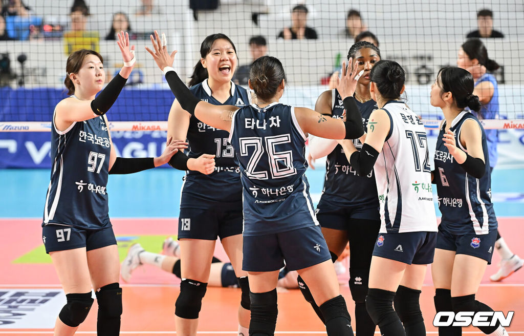 한국도로공사가 23일 김천실내체육관에서 열린 진에어 2025-2026 V리그 여자부 GS 칼텍스와의 경기에서 세트스코어 3-1로 승리했다. 한국도로공사는 파죽의 9연승을 이어갔다.한국도로공사 선수들이 4세트를 25-21로 승리한 후 기쁨을 나누고 있다. 2025.11.23 / foto0307@osen.co.kr