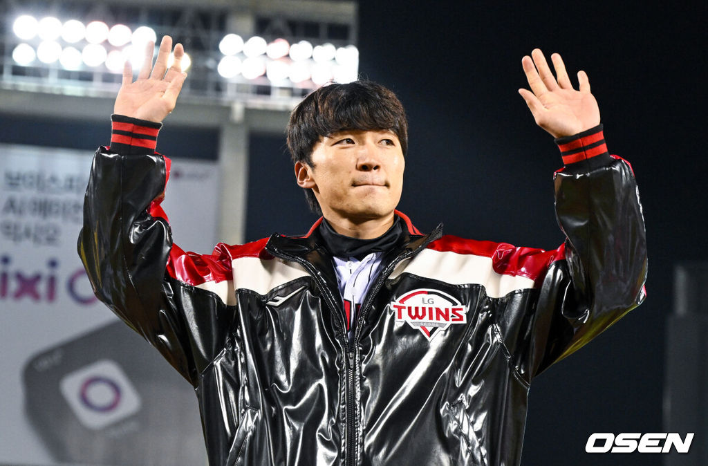 프로야구 LG 트윈스가 22일 서울 잠실구장에서 ‘2025 러브기빙 페스티벌 with 챔피언십’을 개최했다.이번 행사는 2008년 ‘LG 트윈스 러브페스티벌’로 야구 꿈나무들을 위한 후원행사로 시작해, 2017년부터 ‘러브기빙데이’로 이름을 바꿔 팬과 선수단이 함께하는 자선행사다.전날 LG와 FA를 계약한 박해민이 인사를 하고 있다. 2025.11.22 /cej@osen.co.kr