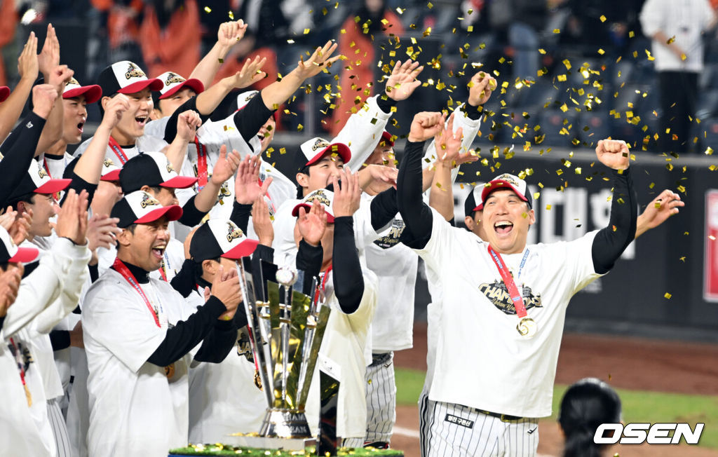 프로야구 LG 트윈스는 31일 대전 한화생명볼파크에서 열린 2025 신한 SOL뱅크 KBO 한국시리즈(7전 4선승제) 한화 이글스와의 5차전에서 4-1로 승리했다.정규시즌 1위 LG는 시리즈 전적 4승 1패로 통합우승 금자탑을 쌓았다. LG의 통합우승은 1990년, 1994년, 2023년에 이은 통산 4번째로, 염경엽 감독은 2023년 부임 후 3년 사이 팀을 두 차례나 정상에 올려놓는 위대한 업적을 달성했다. LG 김현수가 한국시리즈 MVP로 선정돼 동료들과 기쁨을 나누고 있다.  2025.10.31/spjj@osen.co.kr