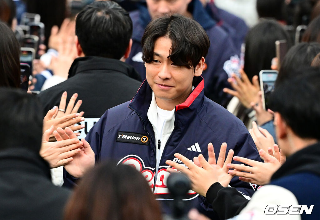 프로야구 두산 베어스가 23일 오후 서울 잠실야구장에서 ‘2025 곰들의 모임’을 개최했다.곰들의 모임은 한 시즌 동안 변함없는 응원을 보내준 최강 10번타자 팬들에게 감사의 마음을 전하기 위해 마련된 팬 페스티벌이다.4년 최대 80억 원 초대형 FA 계약을 통해 두산으로 이적한 박찬호가 팬들과 하이파이브를 하며 입장하고 있다. 2025.11.23 /jpnews@osen.co.kr