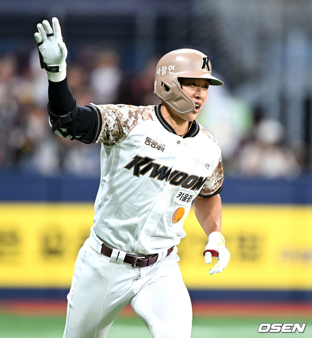 프로야구 키움 히어로즈가 극적인 끝내기 승리로 3연승을 질주했다. 키움은 6일 서울 고척스카이돔에서 열린 ‘2025 신한은행 SOL Bank KBO리그’은 LG 트윈스와의 경기에서 2-1로 승리했다. 이날 승리로 시즌 두 번째 3연승에 성공했다. 3월 28일 SSG전 승리 이후 70일 만에 3연승이다.10회말 끝내기 홈런을 기록한 키움 송성문이 환호하고 있다. 2025.06.06 /sunday@osen.co.kr