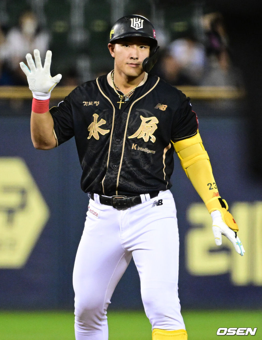11일 오후 서울 잠실구장에서 ‘2025 신한 SOL Bank KBO리그’ LG 트윈스와 KT 위즈의 경기가 열렸다.홈팀 LG는 치리노스, 방문팀 KT는 헤이수스를 선발로 내세웠다.7회초 KT 선두타자 안현민이 2루타를 날린 뒤 세리머니를 하고 있다. 2025.09.11 /cej@osen.co.kr