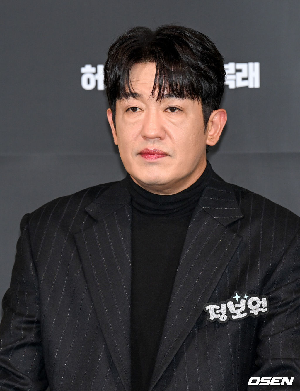 영화 '정보원(감독 김석)' 언론시사 및 기자간담회가 20일 서울 용산구 CGV 용산아이파크몰에서 열렸다.'정보원'은 강등당한 후 열정도 의지도 수사 감각도 잃은 왕년의 에이스 형사 오남혁(허성태)과 굵직한 사건들의 정보를 제공하며 눈먼 돈을 챙겨왔던 정보원 조태봉(조복래)이 우연히 큰 판에 끼어들며 벌어지는 범죄 액션 코미디 영화다.배우 허성태가 취재진의 질문을 듣고 있다. 2025.11.20 /cej@osen.co.kr