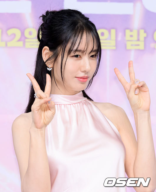 [OSEN=이대선 기자] 5일 오후 서울 목동 SBS에서 SBS 새 수목드라마 ‘키스는 괜히 해서!’(극본 하윤아, 태경민, 연출 김재현, 김현우) 제작발표회가 열렸다.‘키스는 괜히 해서!’는 생계를 위해 애엄마로 위장취업한 싱글녀와 그녀를 사랑하게 된 팀장님의 쌍방 속앓이 로맨스로 오는 12일 오후 9시 첫 방송된다.배우 안은진이 포토타임을 가지고 있다. 2025.11.05 /sunday@osen.co.kr