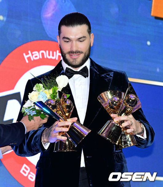 [OSEN=지형준 기자] 24일 오후 서울 잠실 롯데호텔 월드 크리스탈볼룸에서 ‘2025 신한 SOL뱅크 KBO 시상식’이 열렸다.KBO 시상식에서 가장 관심을 모으는 것은 단연 MVP 수상자다. 올해 MVP 레이스는 한화 코디 폰세와 삼성 르윈 디아즈의 2파전이다. KBO 평균자책점, 승리, 탈삼진, 승률상을 수상한 한화 폰세가 트로피를 건네 받고 있다. 2025.11.24 /jpnews@osen.co.kr