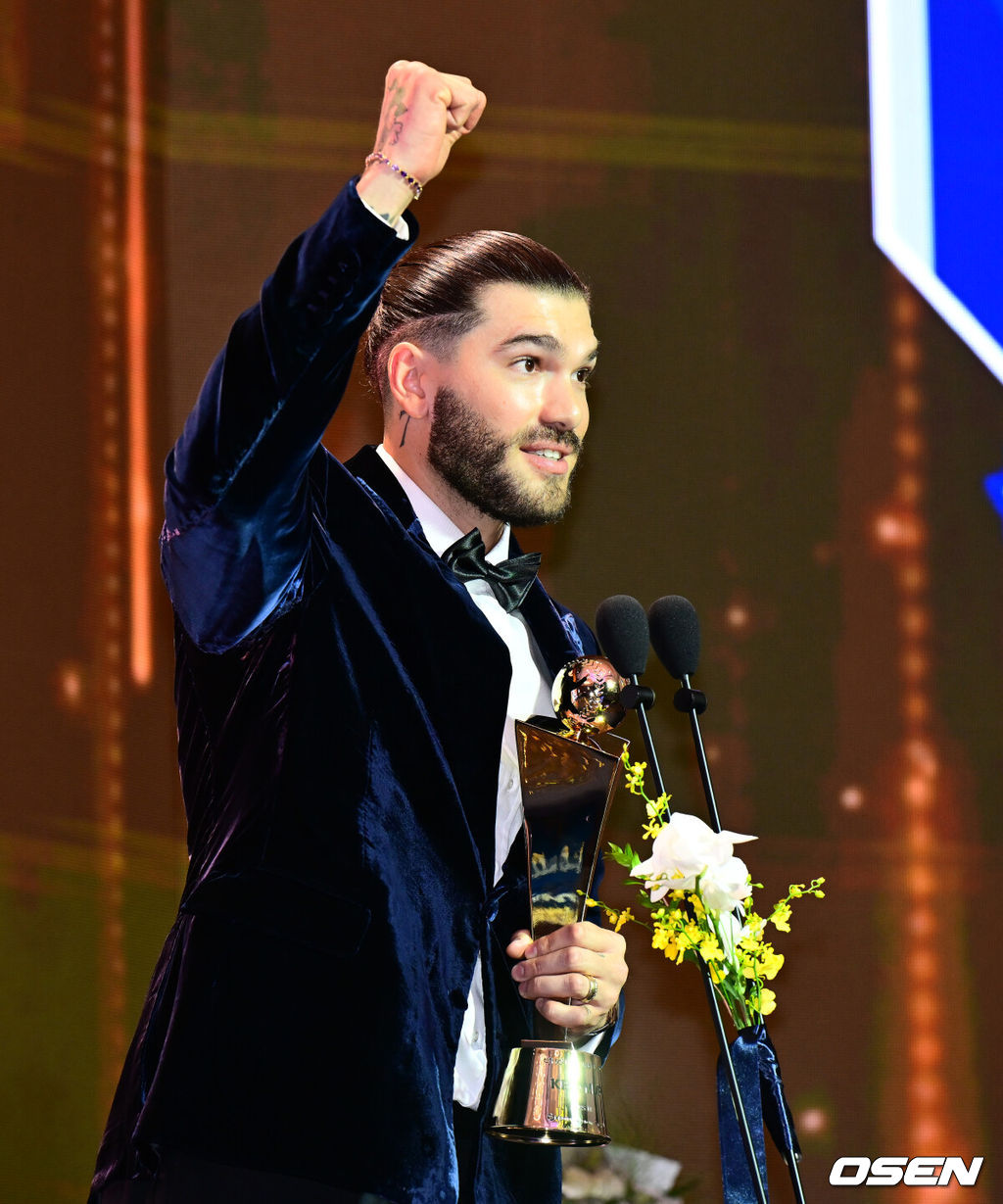 24일 오후 서울 잠실 롯데호텔 월드 크리스탈볼룸에서 ‘2025 신한 SOL뱅크 KBO 시상식’이 열렸다.KBO 시상식에서 가장 관심을 모으는 것은 단연 MVP 수상자다. 올해 MVP 레이스는 한화 코디 폰세와 삼성 르윈 디아즈의 2파전이다. 한화 폰세가 MVP에 선정되며 소감을 말하고 있다. 2025.11.24 /jpnews@osen.co.kr