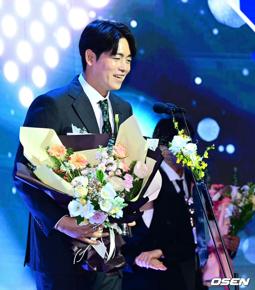 24일 오후 서울 잠실 롯데호텔 월드 크리스탈볼룸에서 ‘2025 신한 SOL뱅크 KBO 시상식’이 열렸다.KBO 시상식에서 가장 관심을 모으는 것은 단연 MVP 수상자다. 올해 MVP 레이스는 한화 코디 폰세와 삼성 르윈 디아즈의 2파전이다. 퓨처스리그 북부리그 승리상을 수상한 한화 이태양이 소감을 말하고 있다. 2025.11.24 /jpnews@osen.co.kr