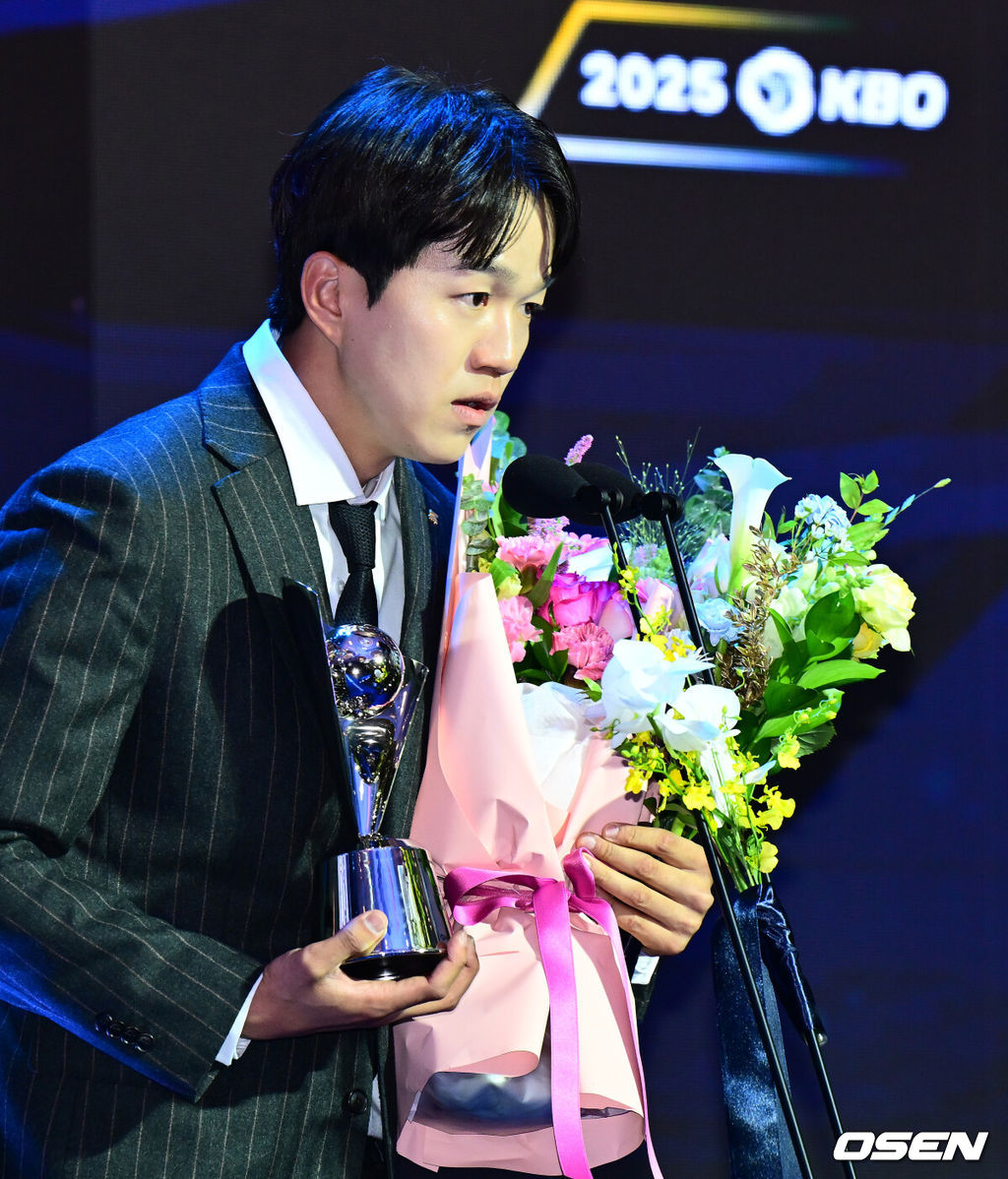 24일 오후 서울 잠실 롯데호텔 월드 크리스탈볼룸에서 ‘2025 신한 SOL뱅크 KBO 시상식’이 열렸다.KBO 시상식에서 가장 관심을 모으는 것은 단연 MVP 수상자다. 올해 MVP 레이스는 한화 코디 폰세와 삼성 르윈 디아즈의 2파전이다. 퓨처스리그 북부리그 평균자책점상을 수상한 LG 김주온이 소감을 말하고 있다. 2025.11.24 /jpnews@osen.co.kr
